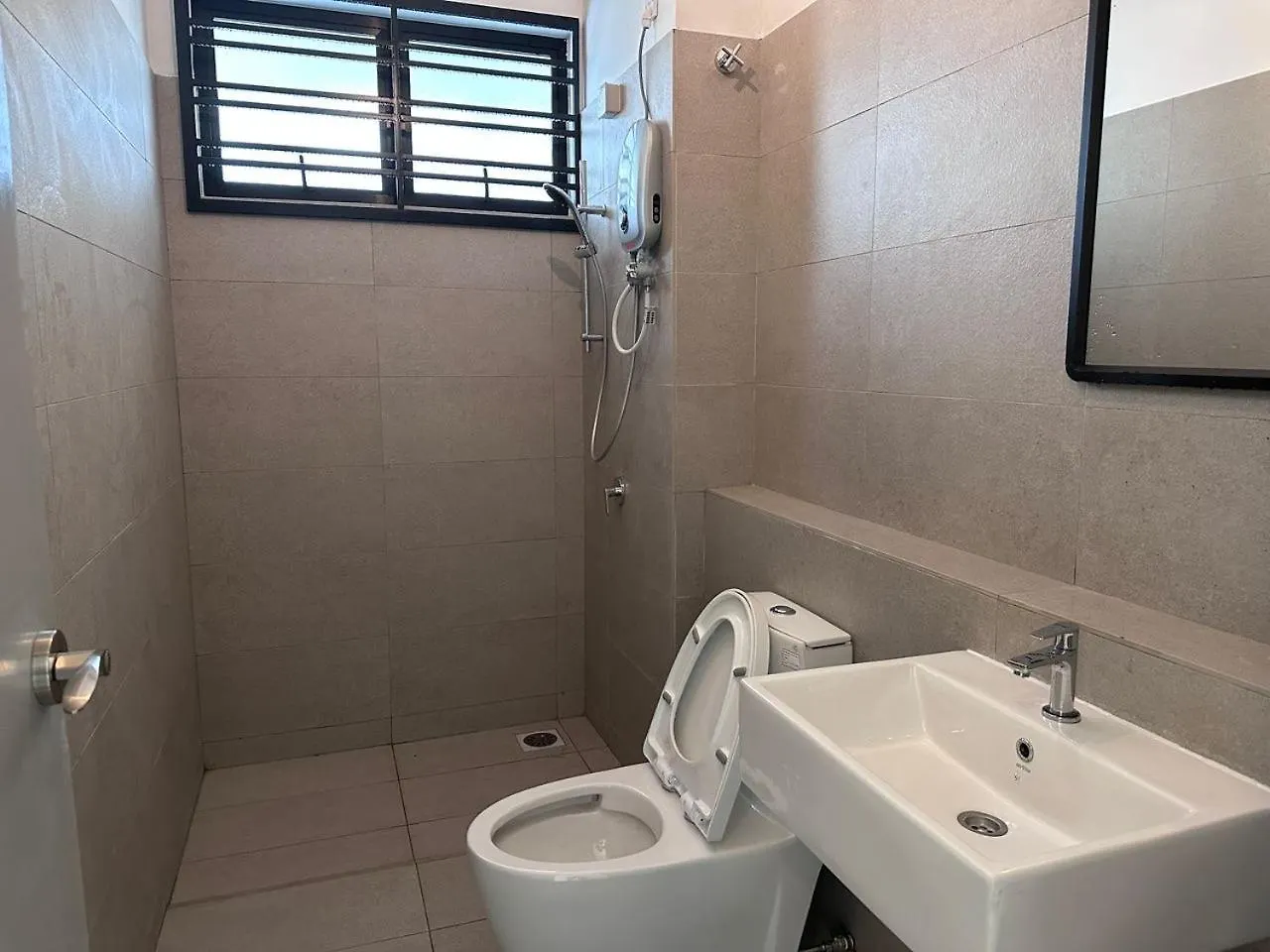 48 Crest Near Yi Jia Helixuan New Cathay Long Sing Mount Austin Restaurant Villa Johor Bahru Holiday home